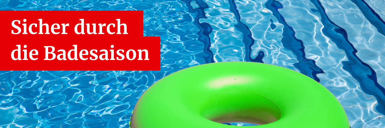 grüner schwimmreifen in einem Schwimmbad