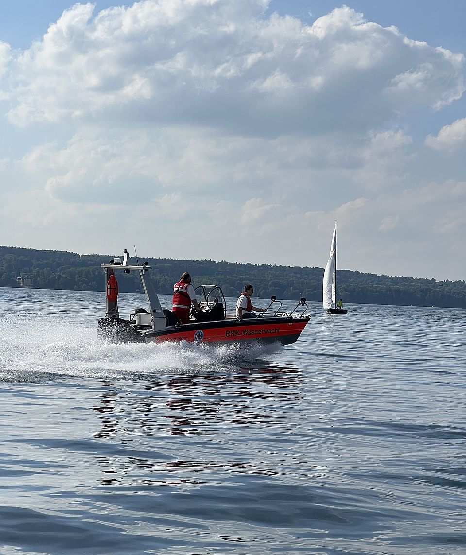 Motorboot der BRK Wasserwacht kontrolliert die Gewässer und hilft im Notfall.