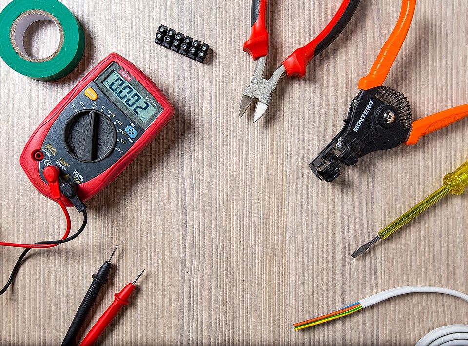 werkzeug_repair_Cafe Werkzeuge liegen auf dem Tisch