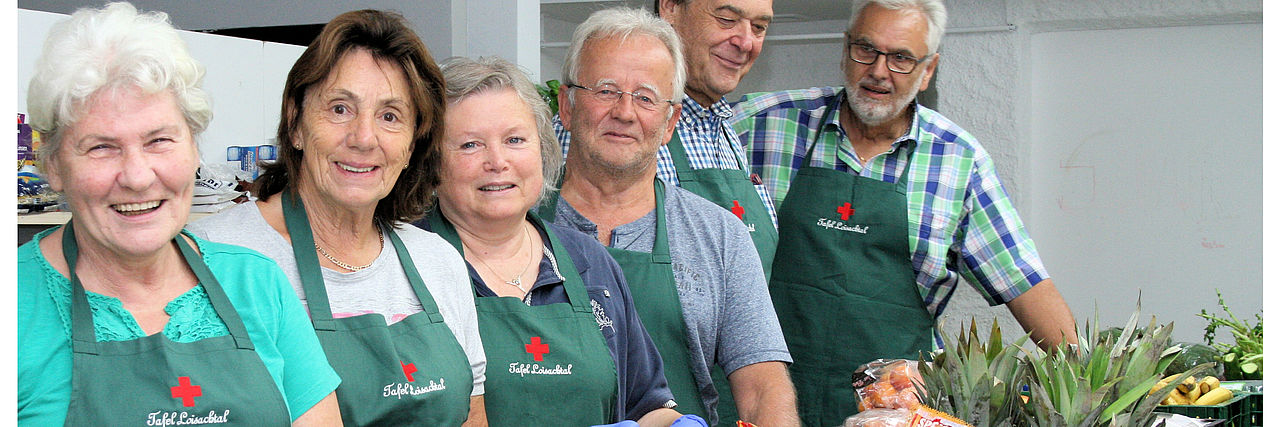 Tafelmitarbeiter der Tafel Loisachtal bei der Lebensmittelausgabe